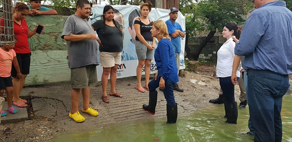 Juanita Sánchez se solidariza con familias afectadas por inundación.