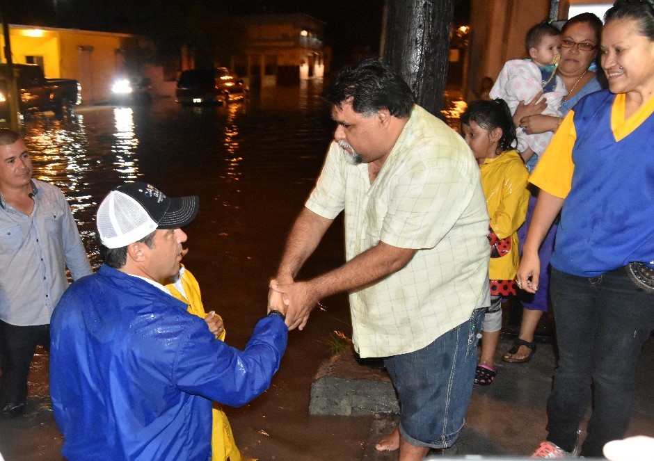 Carlos García acude a sectores afectados por las precipitaciones para auxiliar a familias