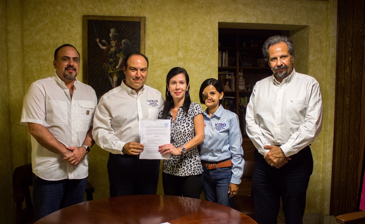 Carlos García firma ante Notario Público sus Compromisos con Matamoros