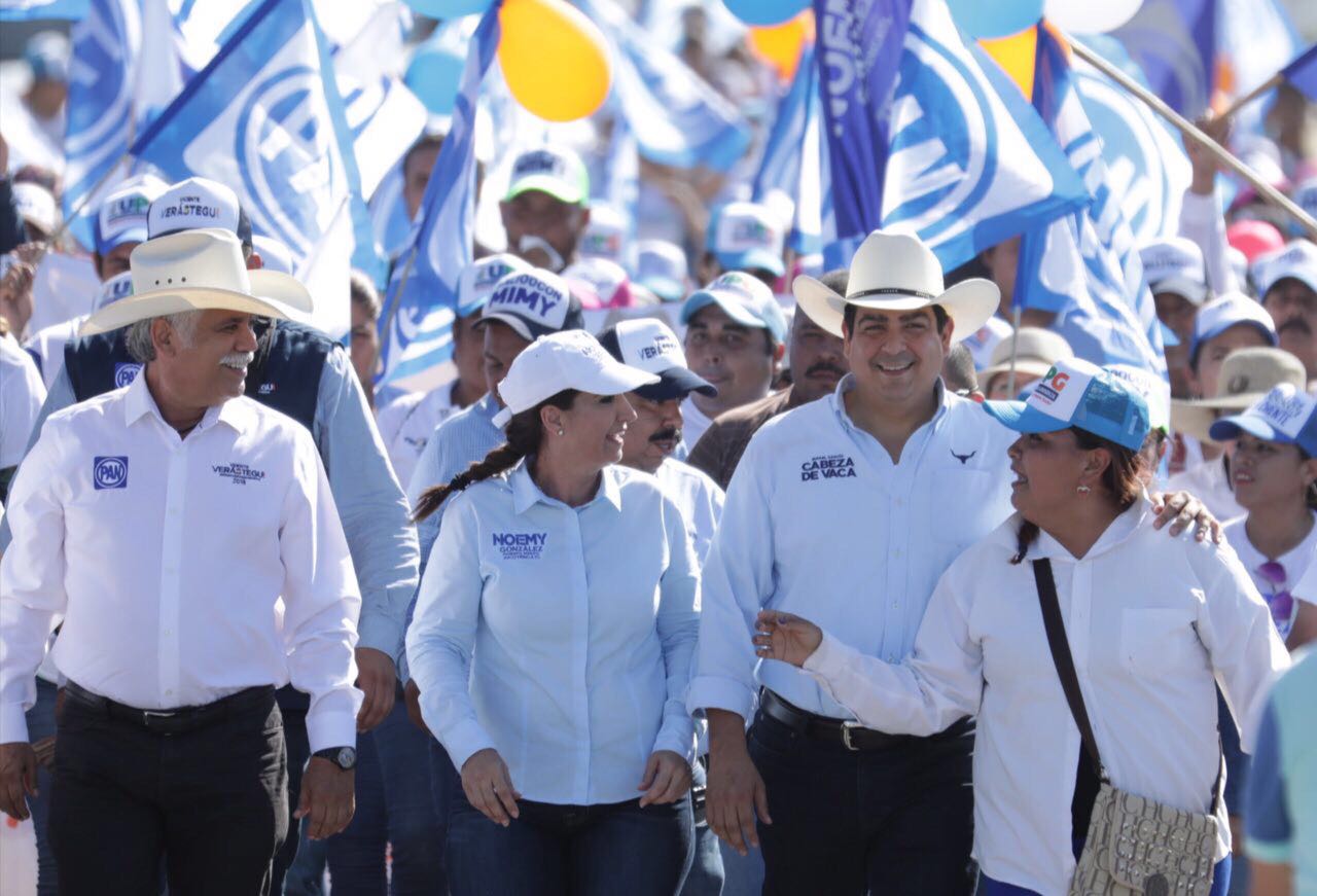 Ondean banderas azul y blanco en recorrido por la zona cañera de Xicoténcatl