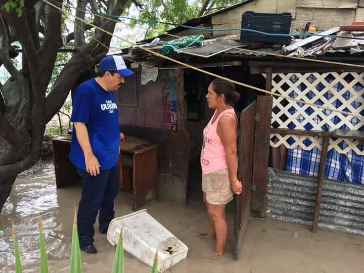 Entre agua y lodo apoya Carlos Ulivarri a familias que lo necesitan ante las recientes lluvias