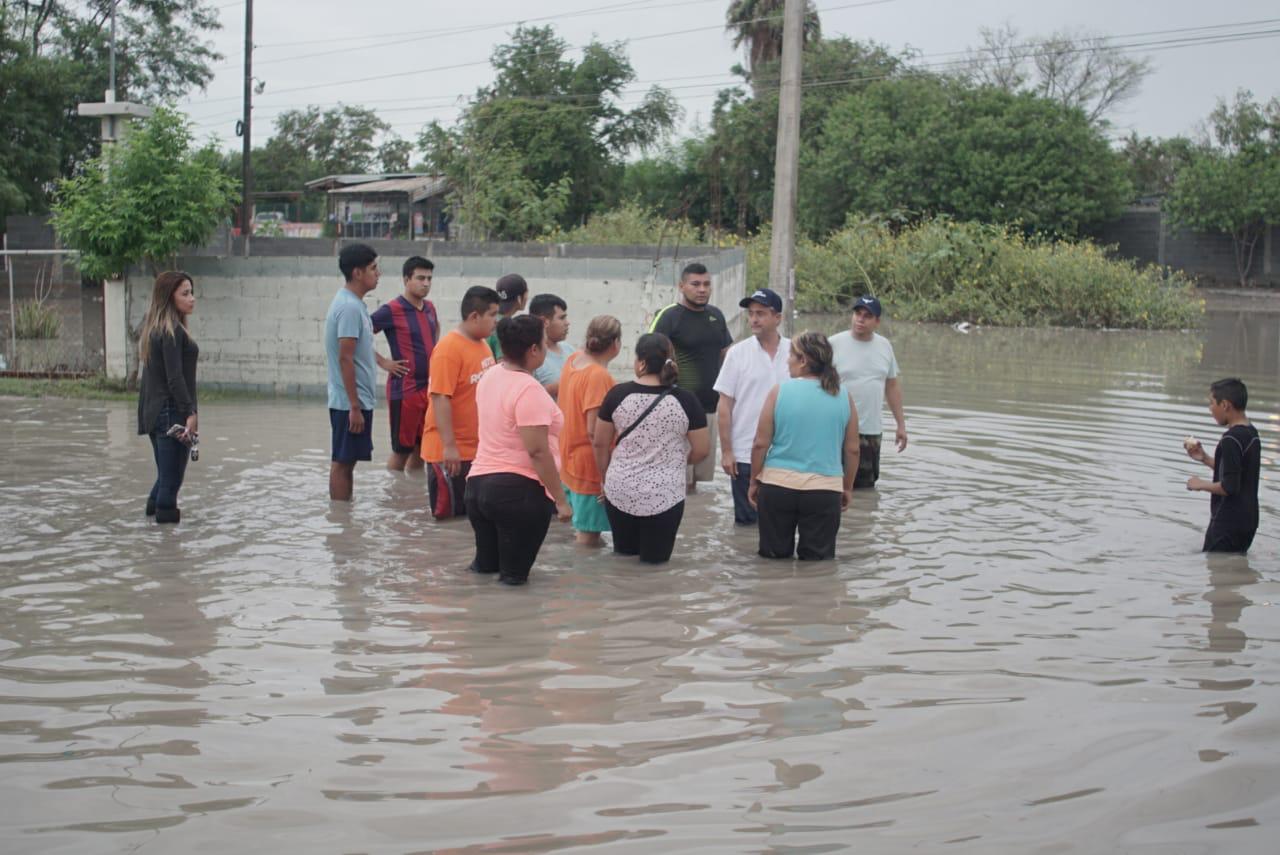 Neto Robinson, atiende a familias afectadas por intensa lluvia