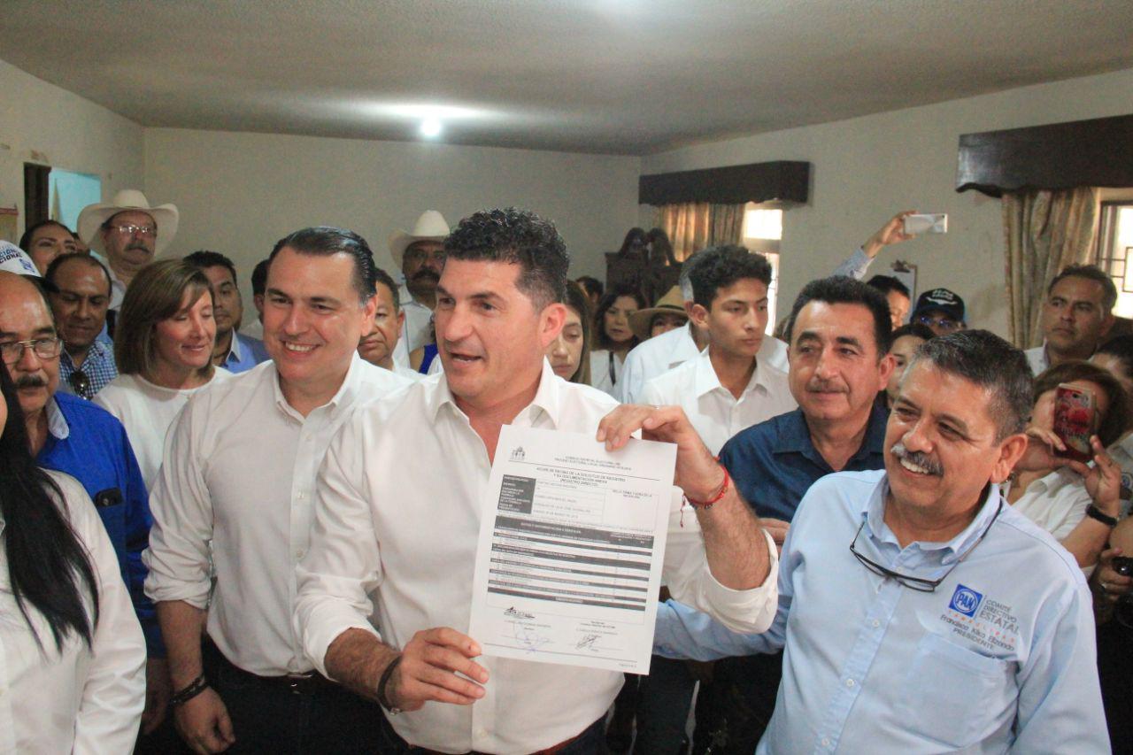 Pide Miguel Gómez su registro de candidato en el distrito XVIII