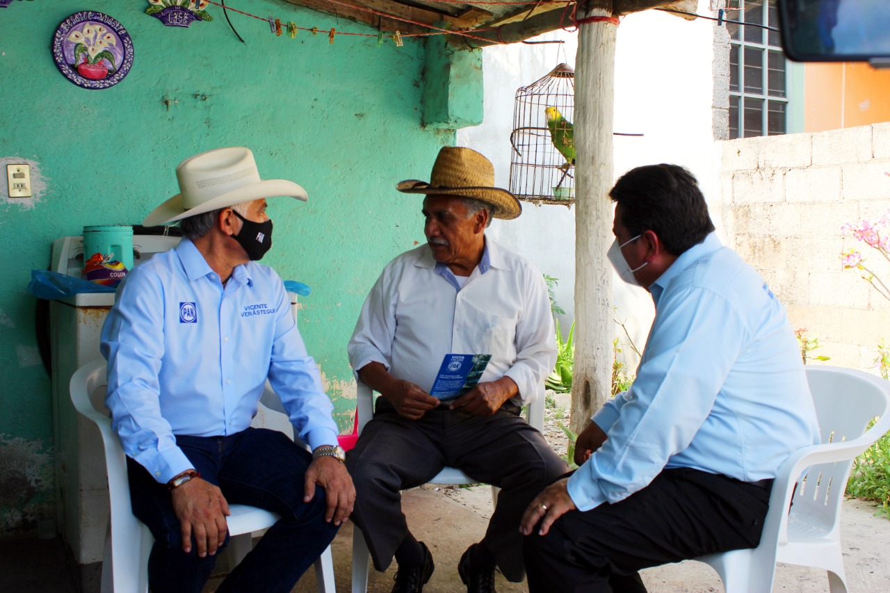 Continúa Alejandro García Barrientos recorriendo calles de Aldama y atendiendo a la población.