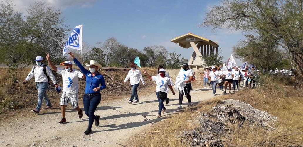 Familias de comunidades rurales se identifican con Gaby Verlage.