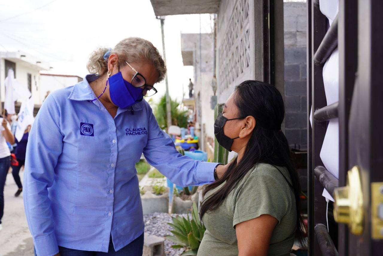 Va con paso intenso Claudia Pacheco en sus recorridos por el Distrito 4.