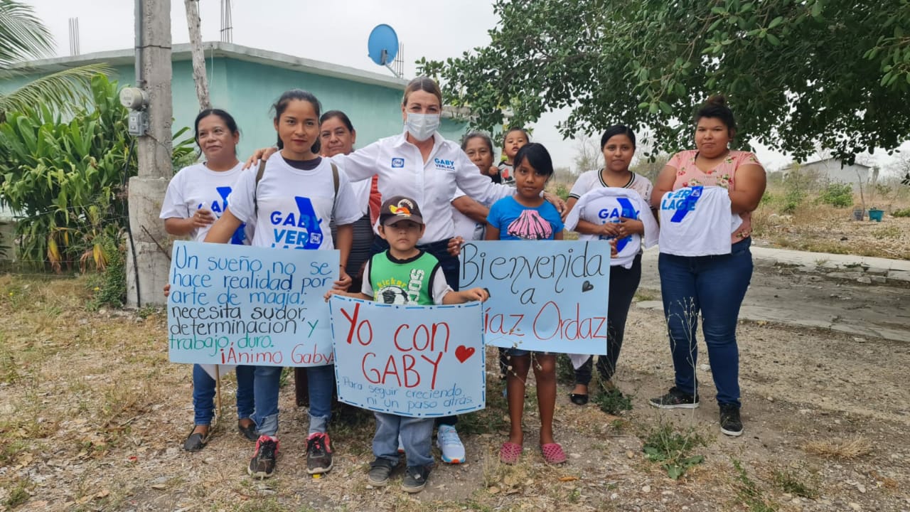 Escucha y dialoga Gaby Verlage con familias de la zona rural para mejorar condiciones de González