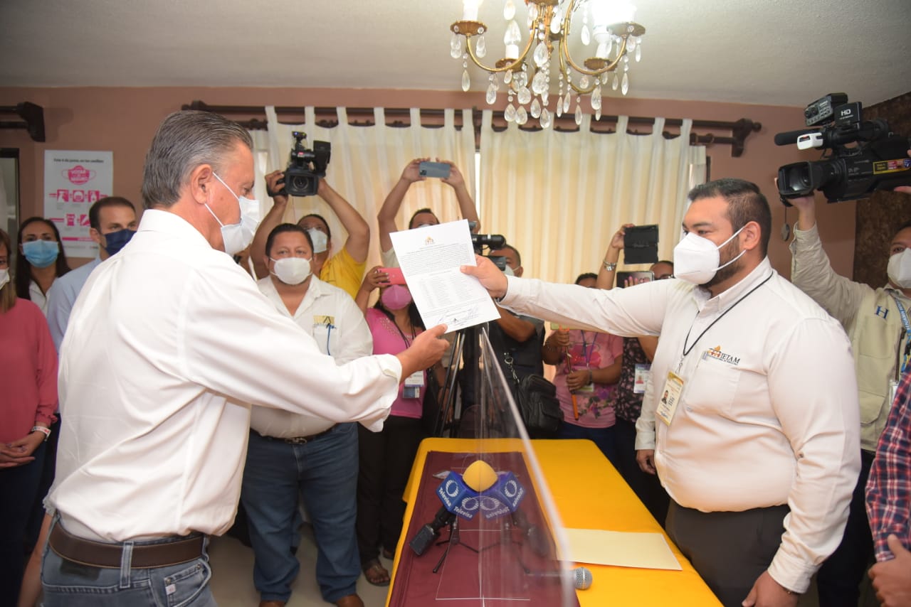 Recibe Chucho Nader Constancia como Alcalde Electo 2021-2024.