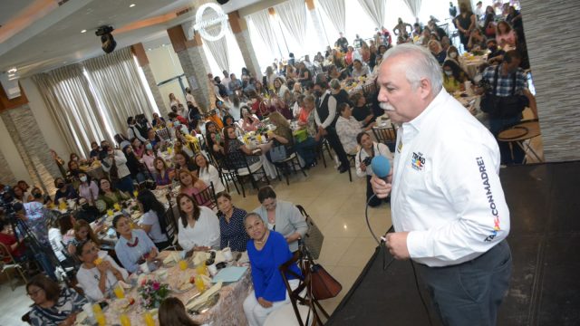 Al grito de “Gobernador, Gobernador” mujeres dan su respaldo a César Verástegui